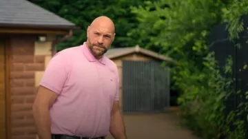 Polo à manches courtes Lacoste Pink L.12.12 Classic Fit porté par Tyson Fury, tel que vu dans At Home with the Furys (S02E06)