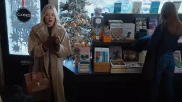 Sac Céline Classique 16 IN en cuir naturel de veau porté par Lindy (Elizabeth Banks) tel que vu dans The Miniature Wife (S01E01)
