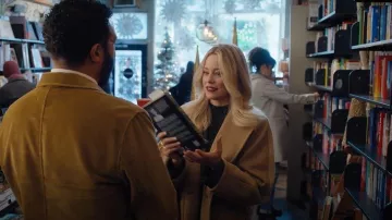 Max Mara Madame 101801 Coat worn by Lindy (Elizabeth Banks) as seen in The Miniature Wife (S01E01)