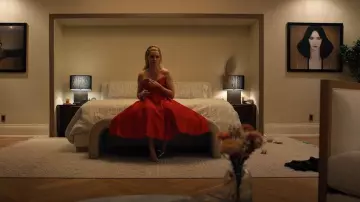 Stuart Weitzman Stuart Felicity 85 Pump worn by Lindy (Elizabeth Banks) as seen in The Miniature Wife (S01E01)