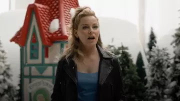 Chaqueta motera de cuero cropped Elora de AllSaints llevada por Lindy (Elizabeth Banks) como se ve en The Miniature Wife (S01E04)