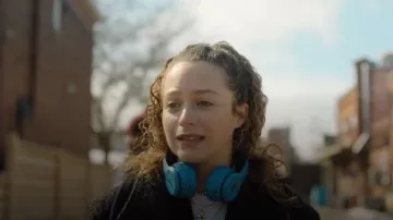 Auriculares inalámbricos Bluetooth on-ear de Beats Solo 4 usados por Lulu Littlejohn (Sofia Rosinsky) como se ve en La esposa miniatura (S01E04)