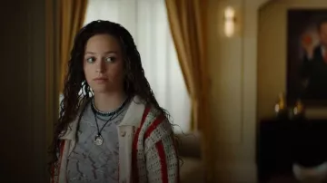 Anthropologie Callahan Harriet Cardigan de punto de segunda mano usado por Lindy (Sofia Rosinsky) como se ve en La esposa en miniatura (S01E04)