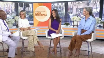 Sandalias de tacón medio Simkhai Siren llevadas por Andie MacDowell, como se ve en Today el 15 de abril de 2026