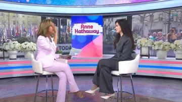 Sandalia de anís Jimmy Choo con tiras usada por Hoda Kotb vista en Today el 15 de abril de 2026