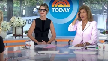 Vestido adornado con cinturón de Sergio Hudson que lleva Savannah Guthrie, visto en Today el 15 de abril de 2026