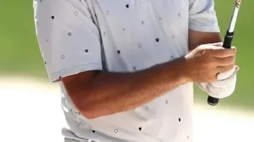 Camiseta polo que lleva Scottie Scheffler en Scottie Scheffler lanza 8 bajo par 64 | Resúmenes de la victoria de la cuarta ronda | LOS JUGADORES | 2024
