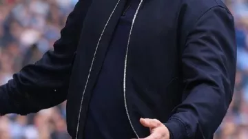 Chaqueta que lleva Arne Slot en el entrenador del Liverpool, Arne Slot, admite que necesitan 'una actuación excepcional' contra el PSG