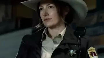 Lanterns 2026 Sheriff Kerry Jacket worn by Sheriff Kerry (Kelly Macdonald) as seen in Lanterns (S01E02)