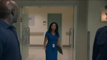 Robe féminine à manches courtes à col en V et fourreau Calvin Klein portée par Luna Grey (Angel Parker) telle que vue dans The Rookie (S08E12)