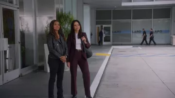 Teoría: Chaqueta Merlot Lynnia en franela elegante que lleva Angela Lopez (Alyssa Diaz) como se ve en The Rookie (S08E13)