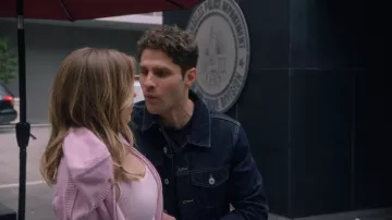 Chaqueta vaquera Tommy Jeans Trucker llevada por Tim Bradford (Eric Winter) como se ve en The Rookie (S08E13)