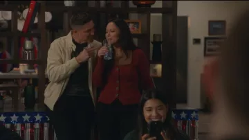 Staud Rachela Knit Top que lleva Lucy Chen (Melissa O'Neil) como se ve en The Rookie (S08E13)