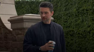 Veste bomber Emporio Armani Regular Fit portée par Cane Ashby (Billy Flynn) telle que vue dans The Young and the Restless le 7 avril 2026