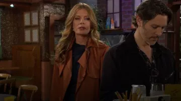 Conjunto de gabardina y pantalón de satén Fashion Nova Gabriella en óxido usado por Phyllis Summers (Michelle Stafford) como se ve en The Young and the Restless el 7 de abril de 2026