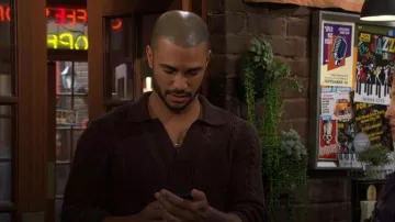 Polo de punto de punto de hilos Todd Snyder Beechwood en caviar usado por Holden Novak (Nathan Owens) tal y como se ve en The Young and the Restless el 7 de abril de 2026