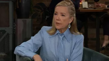 Camisa de seda Jacquard con cadena de seda Scanlan Theodore en azul pálido usada por Nikki Reed Newman (Melody Thomas-Scott) como se ve en The Young and the Restless el 11 de abril de 2026