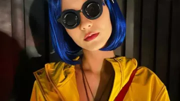 Victoria Justice Coraline Amarillo impermeable en El nombre es Coraline, Coraline Jones ????️???????? ⬛????