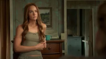 Parte superior de Kian de Reforma de Maggie Sullivan (Morgan Kohan) vista en Sullivan's Crossing (S04E01)