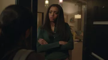 Camisa polo ajustada de H&M que lleva Kiara Barnes vista en The Rookie (S08E14)