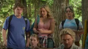 Haut côtelé Old Navy ajusté porté par Lola Gunderson (Amalia Williamson) tel que vu dans Sullivan’s Crossing (S04E01)