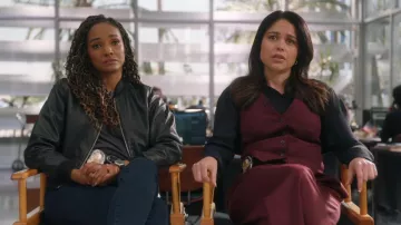 Babaton Synergy Bomber UnReal Leather porté par Nyla Harper (Mekia Cox) tel que vu dans The Rookie (S08E15)