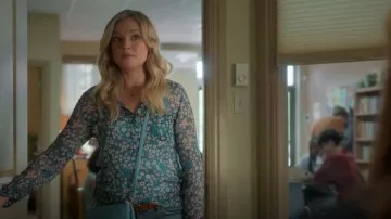 Blusa de estampado floral azul Isabelarant Etaoile usada por Lola Gunderson (Amalia Williamson) vista en Sullivan's Crossing (S04E02)