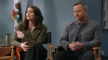 Cárdigan Pistola Korey Fitted Rib usado por Angela Lopez (Alyssa Diaz) como se ve en The Rookie (S08E15)
