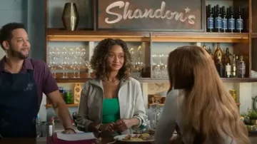Chaqueta del manuscrito de Aritzia que lleva Sydney Shandon (Lindura) tal como se ve en Sullivan's Crossing (S04E03)