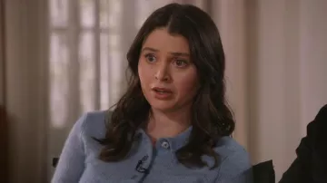 Jersey polo de cachemira y lana con logo bordado Sporty & Rich llevado por Angela Lopez (Alyssa Diaz) como se ve en The Rookie (S08E15)