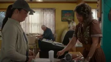Anthropologie El vestido largo bordado en Somerset que lleva Edna Cranebear (Andrea Menard) tal como se ve en Sullivan's Crossing (S04E04)