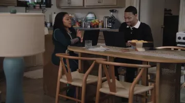 Polo de rugby de cachemir Naadam Signature que lleva Gregory Eddie (Tyler James Williams) como se ve en Abbott Elementary (S05E19)