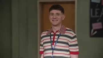 Harry Lambert pour Zara, pull polo à manches courtes en laine en mélange à manches courtes à motifs rayés porté par Jacob Hill (Chris Perfetti) tel que vu dans Abbott Elementary (S05E19)