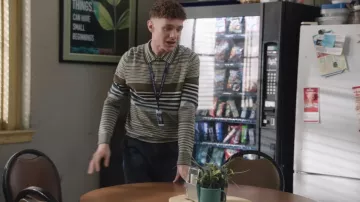 PS Paul Smith Polo de lana merino de manga larga y manga larga llevado por Jacob Hill (Chris Perfetti) visto en Abbott Elementary (S05E19)