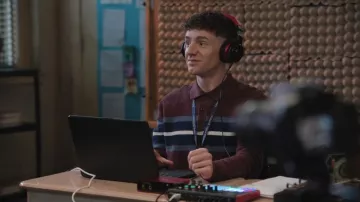 Polo maillot texturé à rayures Express porté par Jacob Hill (Chris Perfetti) tel que vu dans Abbott Elementary (S05E19)