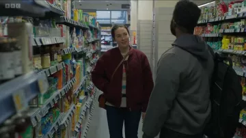 Chaqueta acolchada Primark Burgundy que lleva Lisa (Siobhán Cullen) tal como se ve en Babies (S01E05)