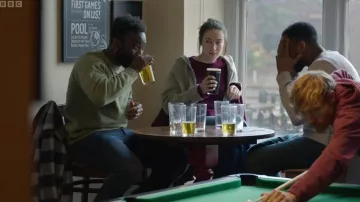 Sweat Asos Design Essentials en olive poussiéreux porté par Stephen (Paapa Essiedu) tel que vu dans Babies (S01E05)