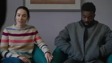 Boohoo Man Tall Regular Cut Brodée Bomber Melton porté par Stephen (Paapa Essiedu) tel que vu dans Babies (S01E05)