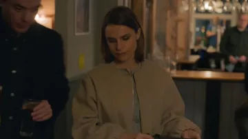 Veste bomber souple Zara portée par Amanda (Charlotte Riley) telle que vue dans Babies (S01E05)