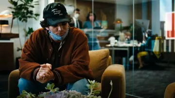 Violencia orando en el cine Sombrero que lleva Dylan Reid (Homer Gere) como se ve en Euphoria (T03E02)
