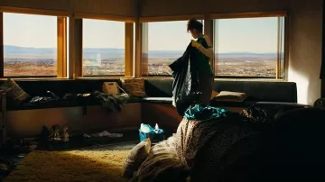Sac Maje en suède M avec poignée tressée porté par Rue Bennett (Zendaya) tel que vu dans Euphoria (S03E02)