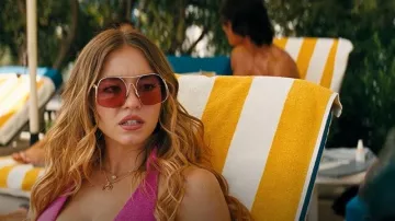 Lunettes de soleil Miu Miu A55S SX portées par Cassie Howard (Sydney Sweeney) telles que vues dans Euphoria (S03E02)
