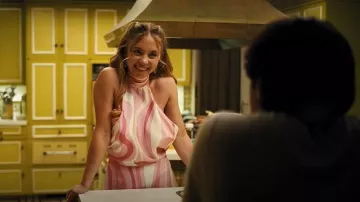 Haut à col halter imprimé Pucci Marmo en sergée de soie porté par Cassie Howard (Sydney Sweeney) tel que vu dans Euphoria (S03E02)