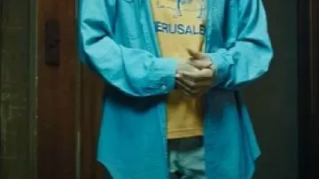 Camisa azul que lleva Rue Bennett (Zendaya) en Euphoria