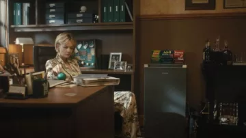 Pantalones de seda de pierna ancha con estampado paisley de L'Agence Pilar usados por Lindsay Crane-Martin (Carey Mulligan) como se ve en BEEF(S02E01)