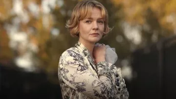 Blazer en soie double boutonnage décontracté de L’Agence Jayda porté par Lindsay Crane-Martin (Carey Mulligan) tel que vu dans BEEF (S02E01)
