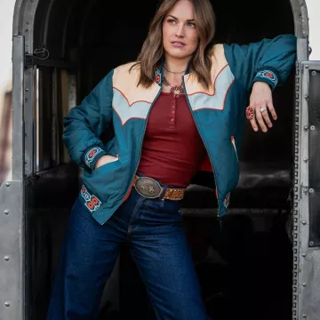Chaqueta bomber de Jennifer Smith de Rodeo Western Cowgirl Salina en la cuenta de Instagram @stsranchwear