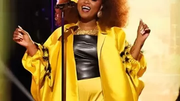 The Voice Saison 29 Alexia Jayy Manteau à bordure jaune en plumes