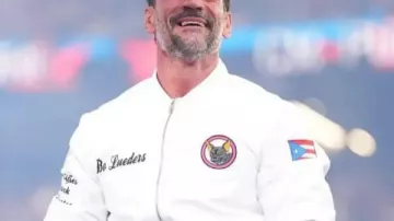 CM Punk WrestleMania 42 veste blanche