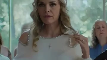 Margos a des problèmes d’argent Michelle Pfeiffer Pull découpé de Shyanne (Michelle Pfeiffer) comme on le voit dans Margo’s Got Money Troubles (S01)